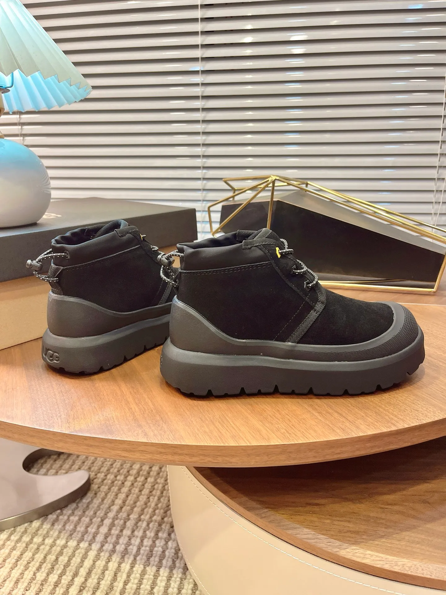 【UGG】 P: 560💰 Couple shoes Size: Women’s size 35-40 / Men’s size 40-44 UGG Tasman Weather Hybrid slip-on snow boots👢 Wang Yibo's same style 👏 adds a large orange sole to the classic Tasman shoe style, functional color contrast design, environmentally friendly waterproof and snowproof material, which has both fashionable and functional attributes. At the same time, it is paired with the new UGG furry shoes Keen's furry color-blocking jacket. Bright orange and maroon collide to create a new light outdoor style and open up a new travel experience in early autumn! Using the best materials, the 17mm fur integrated surface is warmer and breathable, and the outsole is upgraded to a lightweight and wear-resistant light wing technology outsole!